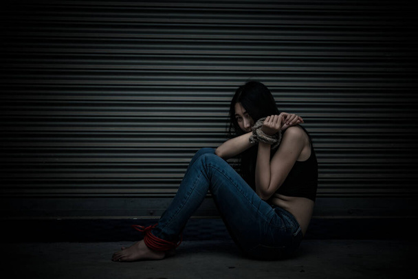 Азиатка-заложница, обвязанная веревкой на ночном месте, воров похитили ради выкупа, таиландцев
 - Фото, изображение