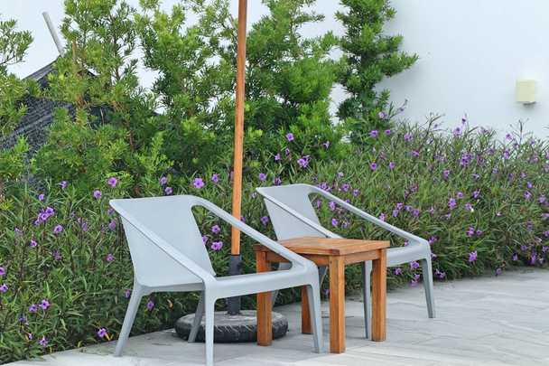 table et chaises au bord de la piscine
 - Photo, image