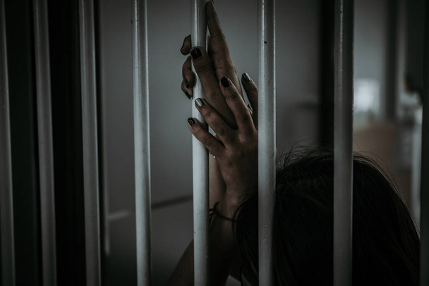 Muotokuva nainen epätoivoisesti kiinni rauta vankilassa, vanki käsite - Valokuva, kuva