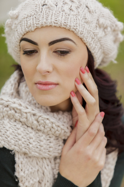 Молодая женщина зимой
 - Фото, изображение