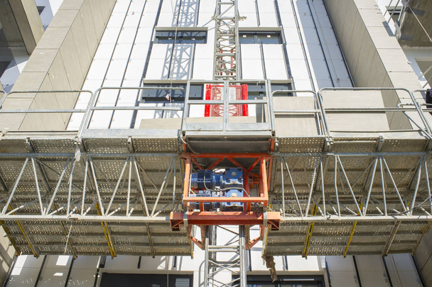 Plataformas de transporte del andamio ascensor en el sitio de construcción
 - Foto, imagen
