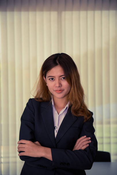 Portrait of asian modern business woman in office vintage style - Foto, imagen