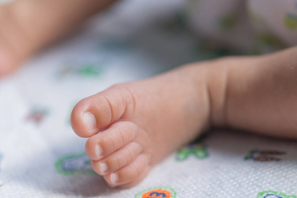 Closeup foot of asian baby on the bed - Фото, зображення
