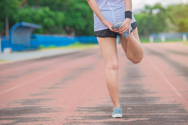 Азійська спортивна жінка розтягує тіло, дихає свіжим повітрям у парку, Таїланд, Фітнес і займається концепцією, бігає по доріжці - Фото, зображення