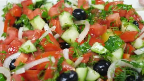 Saláta piros paradicsommal, zöld uborkával, hagymával és olajbogyóval - Felvétel, videó