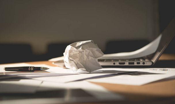 The paper was crumpled on the desk, it does not work out, a lot of stress and anxiety - Foto, immagini
