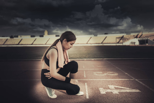 Sporty girl thinking on the track - Foto, Bild