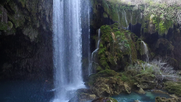 Vodopád Yerkpr ve čtvrti Mut v jižním Turecku Mersin nabízí vizuální pohoštění pro turisty z celého světa. - Záběry, video