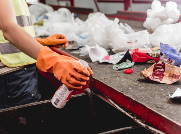 Trabajador que separa la recolección de basura en planta de reciclaje moderna
 - Foto, imagen