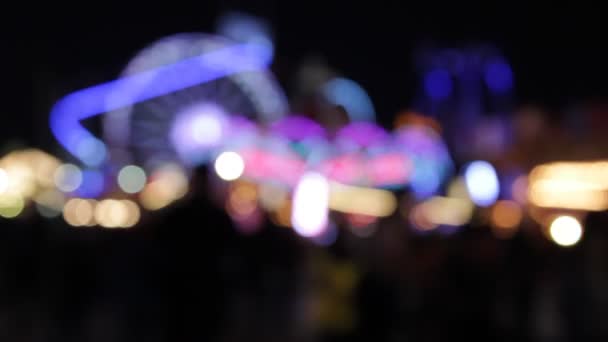disco fények vidám Fairground ride szintaxis retrowave szivárvány bokeh fények lovagol mozgó villogó emberek éjszakai készlet, felvétel, videó, klip - Felvétel, videó