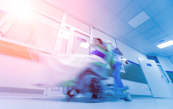 Enfermeira move cadeira médica móvel com paciente no hospital. Equipamento médico. Conceito
 - Foto, Imagem