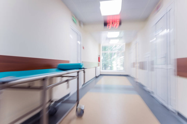 Long couloir vide dans la clinique moderne, fond médical
 - Photo, image