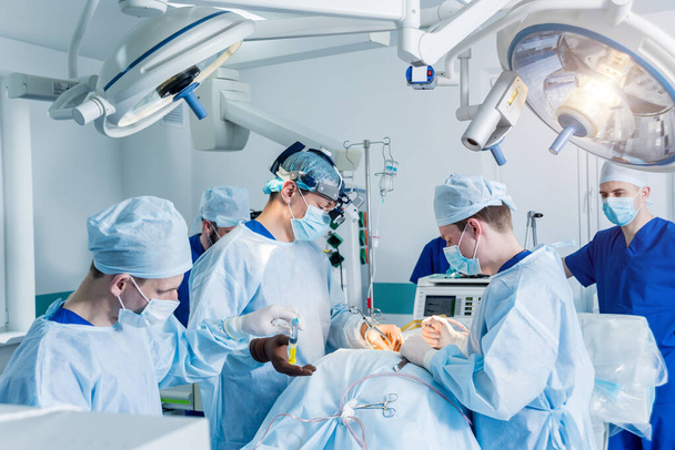Chirurgie de la colonne. Groupe de chirurgiens en salle d'opération avec équipement chirurgical. Laminectomie
 - Photo, image