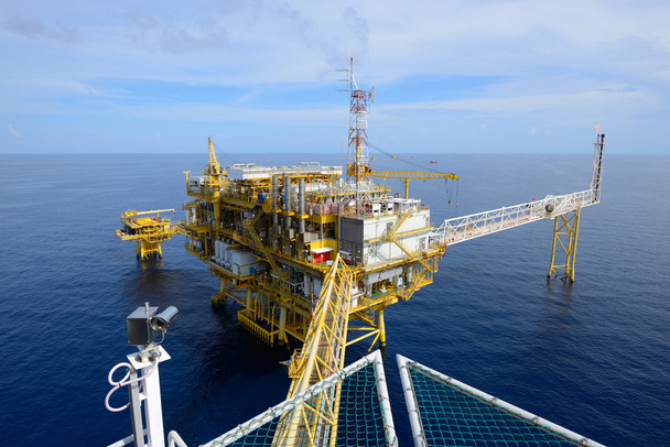 La plate-forme pétrolière offshore
 - Photo, image