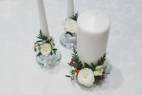 białe grube i cienkie świece do dekoracji ślubnej - Zdjęcie, obraz