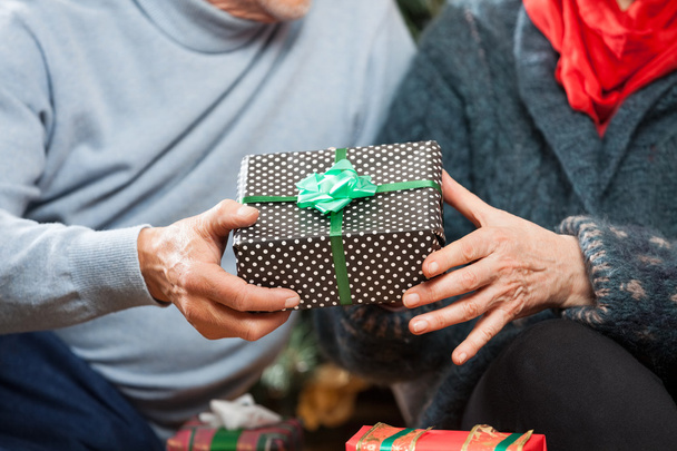 Couple Holding Christmas Present At Store - Foto, Imagen