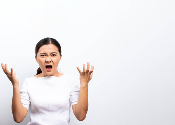 Женщина кричит стоя изолированно на белом фоне
 - Фото, изображение