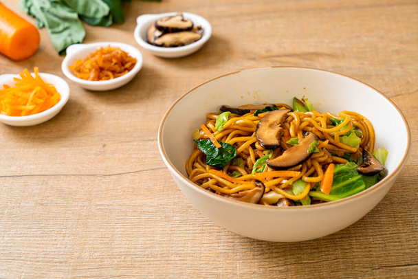 yakisoba noodles stir-fried with vegetable in asian style - vega - Foto, afbeelding
