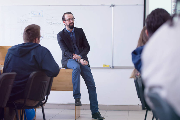 Группа студентов учится с профессором в современном школьном классе - Фото, изображение