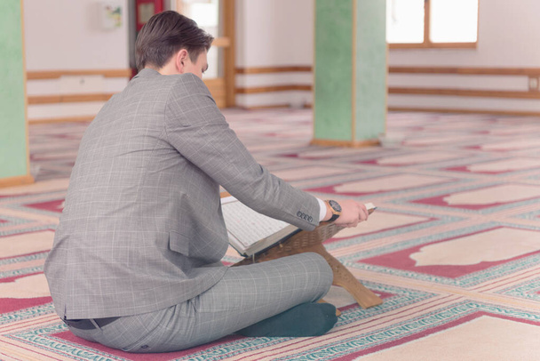 Religioso jovem homem muçulmano hafiz orando dentro da mesquita e r
 - Foto, Imagem