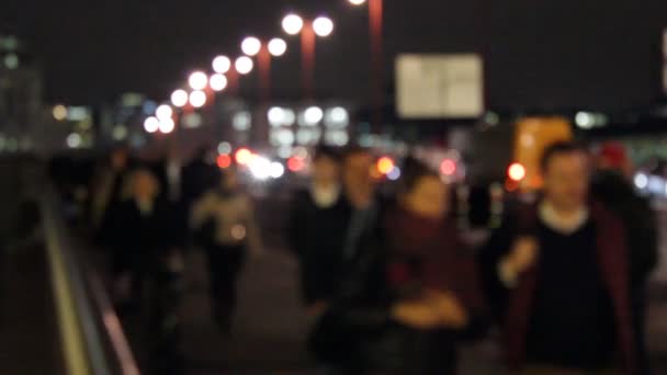 Deaktivált csúcsforgalom emberek sétálnak odakint a járdán a városban. stock videó - Felvétel, videó