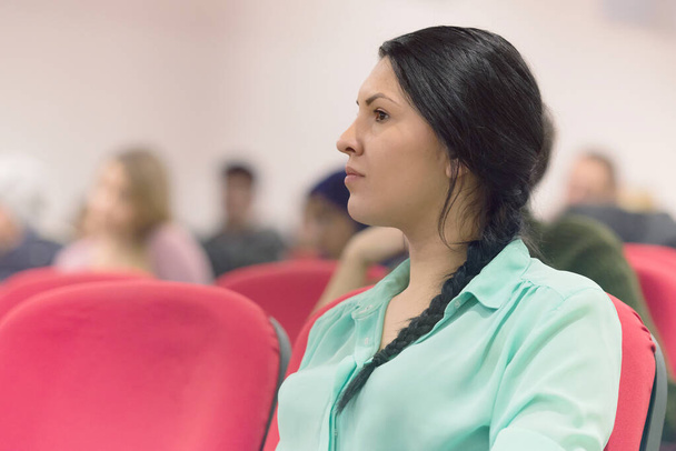 Hermosa estudiante escucha atentamente durante el seminario. Estudio  - Foto, Imagen