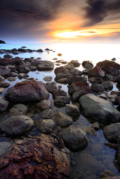 dalga ve kaya ve günbatımı güzel deniz manzarası - Fotoğraf, Görsel