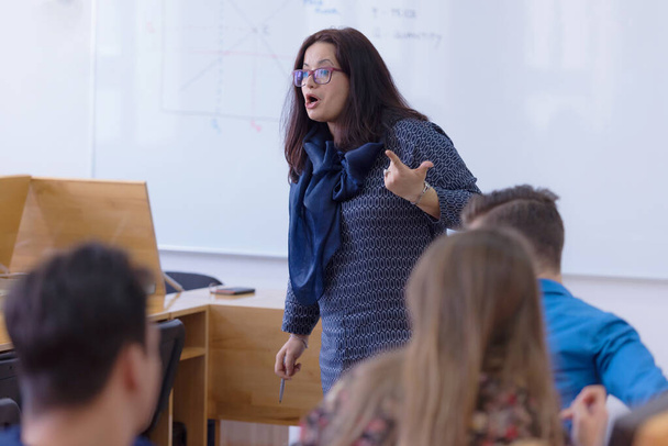 Female professor explain to students and interact with them in t - 写真・画像