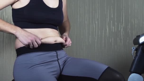 Frau untersucht die Falten am Bauch - Filmmaterial, Video
