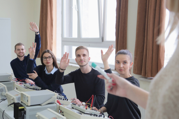 Группа молодых студентов в техническом профессиональном обучении с Тэ - Фото, изображение