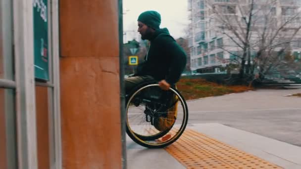 Niepełnosprawny mężczyzna na wózku inwalidzkim wchodzący do metra - Materiał filmowy, wideo