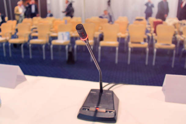 Vooraanzicht van de microfoons tijdens zakelijke conferentie in conf - Foto, afbeelding