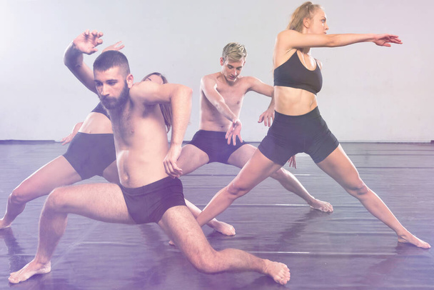 Junge moderne Tänzer tanzen im Studio. Sport, Tanz und Musik - Foto, Bild