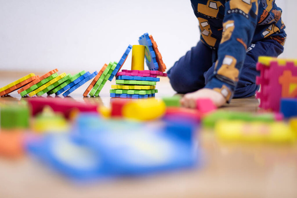 Παιδί προσχολικής ηλικίας που παίζει με πολύχρωμα μπλοκ παιχνιδιών. Παιδικό παιχνίδι  - Φωτογραφία, εικόνα