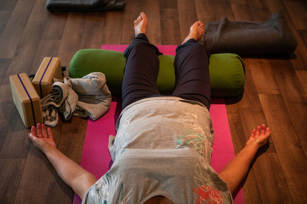 Mujer adulta practicando yoga en una esterilla de yoga
 - Foto, imagen