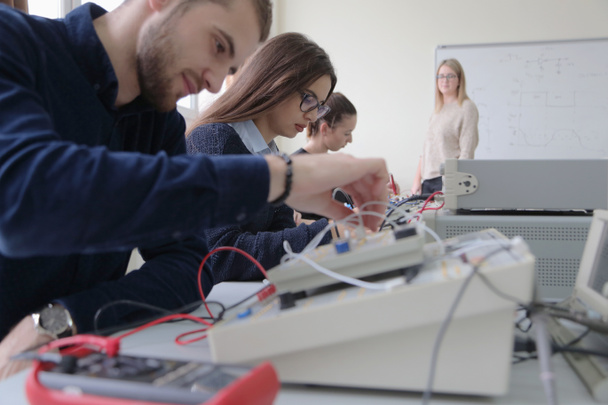 Группа молодых студентов в техническом профессиональном обучении с Тэ - Фото, изображение