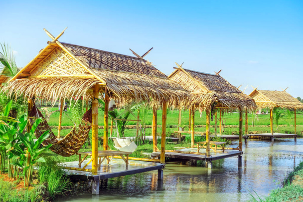 die aus Bambus und Stroh gedeckten Hütten zum Entspannen in den Reisfeldern. - Foto, Bild
