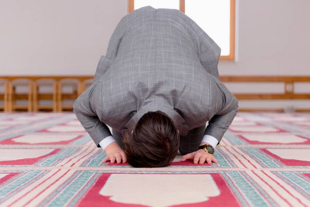 Dindar Müslüman adam caminin içinde dua ediyor.. - Fotoğraf, Görsel