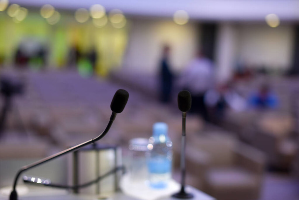 Mikrofonok az üzleti konferencián a konferenciateremben vagy a hal - Fotó, kép