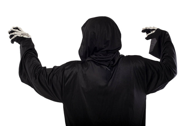 Мрачный жнец или костюм на Хэллоуин смерти изолирован на белом фоне. Скелет одет в чёрный халат с капюшоном. Вид сбоку в профиле для композитов
. - Фото, изображение
