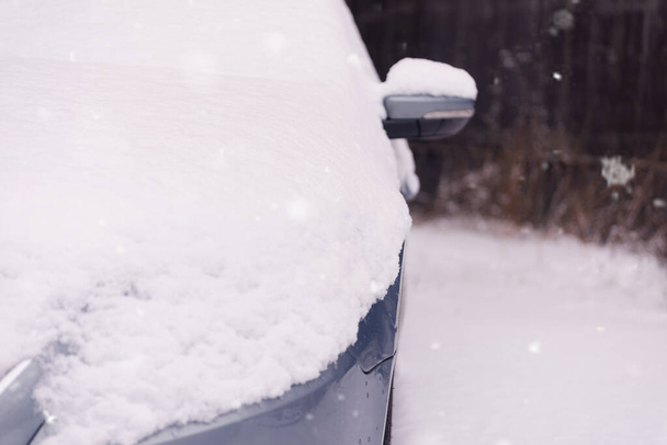 In the street side parked cars covered with snow. Car under snow - Foto, imagen