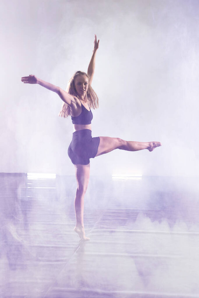 Молодий сучасний танцюрист танцює в студії. Спорт, танці та ур
 - Фото, зображення