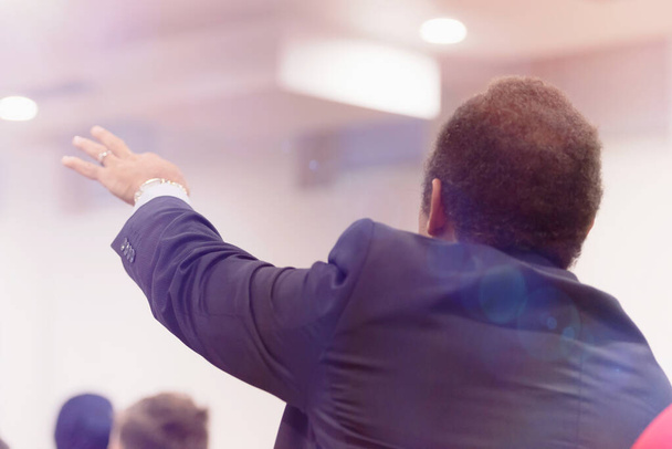 Des hommes d'affaires afro-américains levant la main lors d'une conférence
 - Photo, image