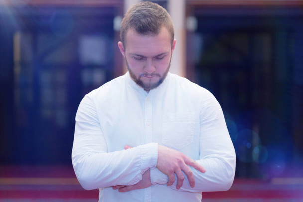 Jeune musulman religieux européen priant à l'intérieur de la belle
 - Photo, image