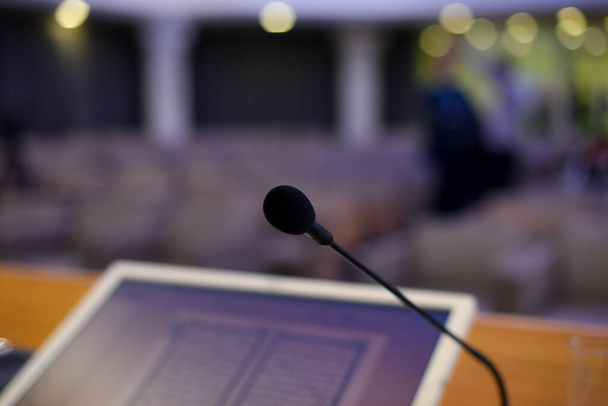 Mikrofonit ja monitorit kokoushuoneessa yrityskonferenssin aikana
 - Valokuva, kuva