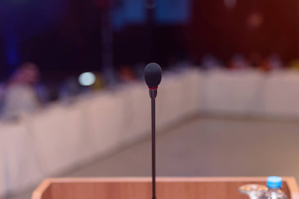 Vista frontale dei microfoni durante la conferenza di business in conf - Foto, immagini