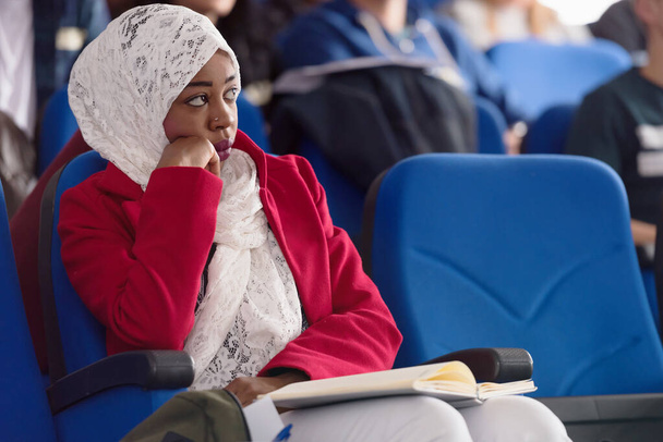 Linda fêmea afro hijab muçulmano estudante ouvir com atenção dur
 - Foto, Imagem