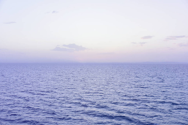 Widok na błękitne morze z dużego portu ruch statku. Cichy ser - Zdjęcie, obraz