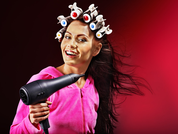 Mulher usar encrespadores de cabelo na cabeça
. - Foto, Imagem