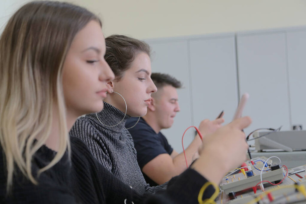 Группа молодых студентов по специальности "Техническое образование". Educa - Фото, изображение
